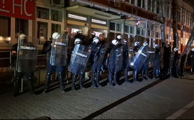 Policija upotrijebila šok-bombe na građane nakon komemoracije u Novom Sadu