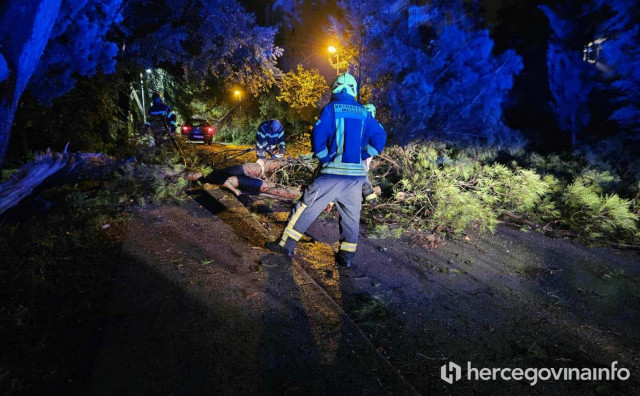 Pogledajte posljedice sinoćnjeg nevremena koje je zabilježio fotograf Hercegovina.info