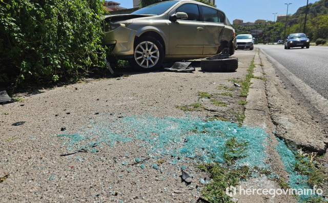 Mostar: Opelom se u Donjoj Mahali zabio u parkirana vozila