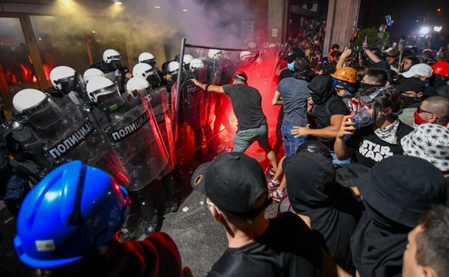 Kaos u Novom Sadu: Policija tukla studente i građane, Vučić hvali akciju
