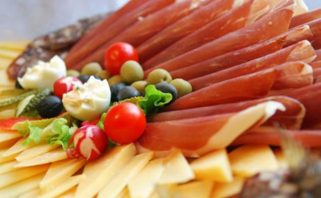 Dalmatinska konoba naplaćivala Paški sir i Dalmatinski pršut, a gostima servirala litavski sir i pršut iz marketa