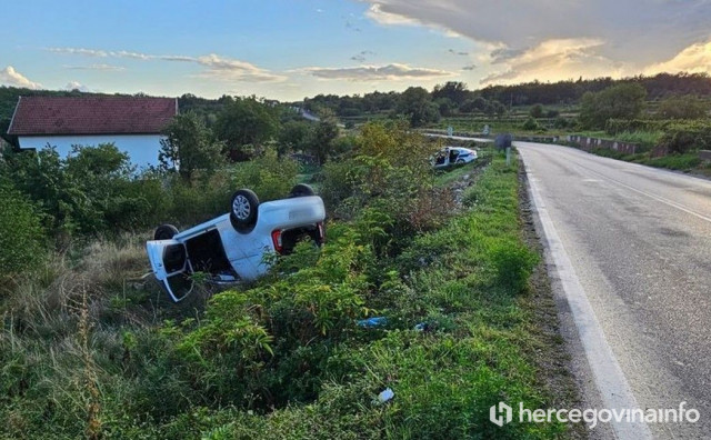 Jedna osoba ozlijeđena u prevrtanju vozila na cesti Mostar - Čitluk