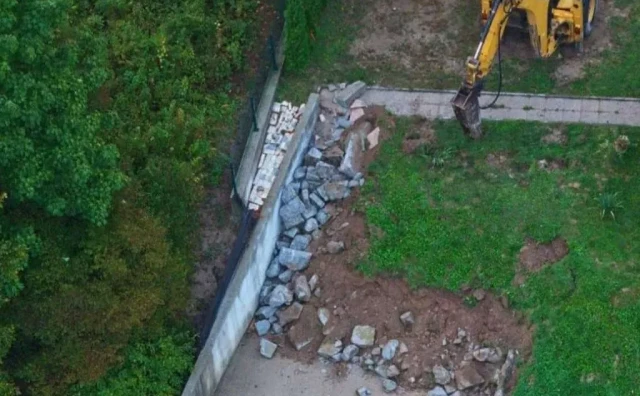 Počelo uklanjanje nelegalnih objekata s obala rijeke Une