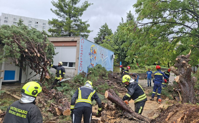 Vatrogasci iz Širokog Brijega pomogli u raščišćavanju Mostara nakon nevremena
