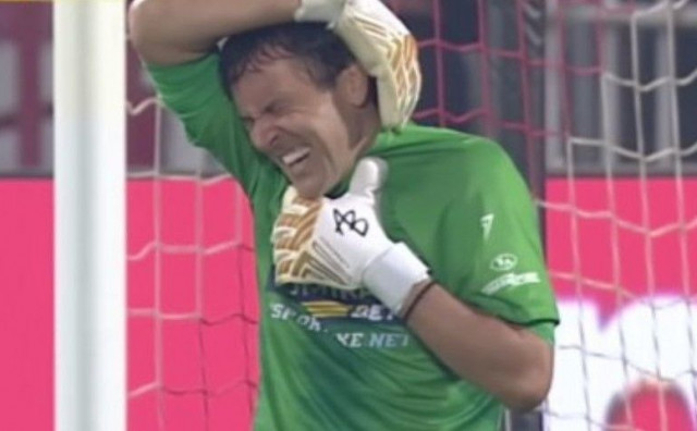 Delije topovskim udarcem gađale Stojkovića, sudac prekinuo utakmicu