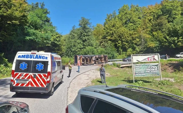 Vozač kamiona poginuo na putu prema Gackom