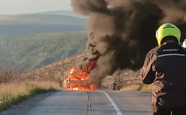 Požar na automobilu stvorio kolone na cesti Stolac - Ljubinje