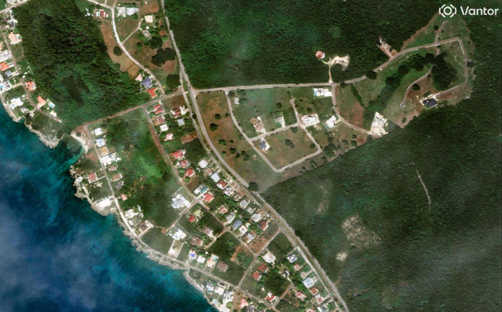 White House na Jamajci prije i poslije uragana