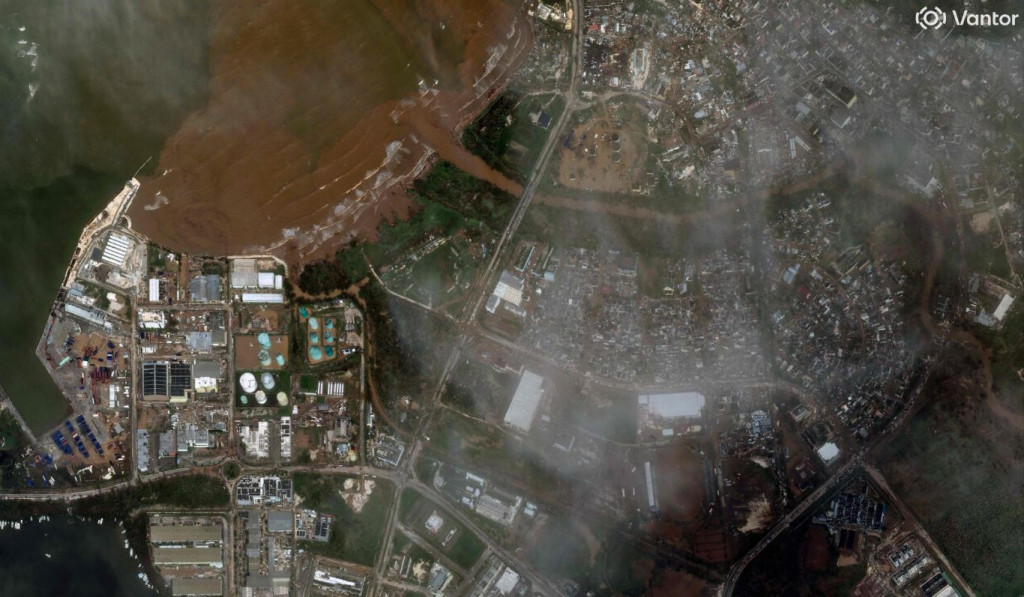 Zaljev Montego na Jamajci snimljen prije i poslije uragana Melissa