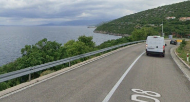 Kod Senja automobil upao u more, smrtno stradale četiri osobe