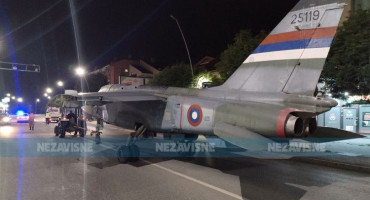 Traktor vukao borbeni avion J-22 Orao iz Laktaša u Banju Luku