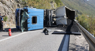 Prometna nesreća na cesti M-17 kod Mostara, kamion se prevrnuo kod mosta 'Bijela'