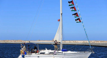 Flota za Gazu blizu opasne zone, vidi se brod izraelske mornarice i veći broj dronova