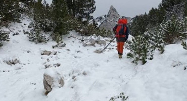 Pripadnici GSS Prenj vrše evakuaciju starije osobe i stoke