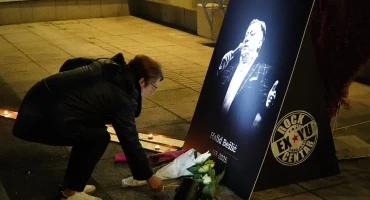 Sarajlije se opraštaju od Halida Bešlića, tisuće se okupile na emotivnoj komemoraciji ispred Doma mladih