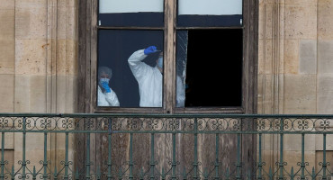 Najnovija pariška atrakcija - prozor koji su lopovi razbili kako bi ukrali nakit iz Louvrea