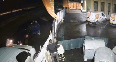 Humanitarna organizacija Pomozi.ba objavila snimku kako im se krade donirana odjeća