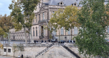 Detalji spektakularne pljačke u Louvreu: Lopovi ukrali dragulje neprocjenjive vrijednosti u samo sedam minuta