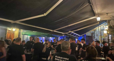 BiH gostuje na Cipru, pogledajte kako navijači pjevaju hitove Halida Bešlića