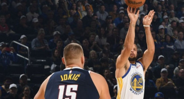 Jokićev triple-double pao u sjeni Curryjevih 42 poena za pobjedu Warriorsa