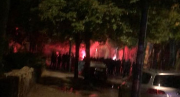 Stotinu navijača ispred mostarskog zatvora, pjevali pritvorenim članovima