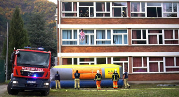Simulacija požara u jablaničkoj osnovnoj školi: Učenici i nastavnici uspješno evakuirani u rekordnom roku