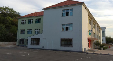 Osnovna škola u Vrgorcu uvela strogi režim, zabranjeni mobiteli, gazirana pića i šminka kod djevojčica