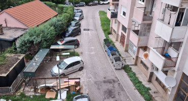 Auto u smeću, smeće na pločniku