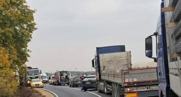 Prevrnuo se autobus s radnicima u Sremskoj Mitrovici