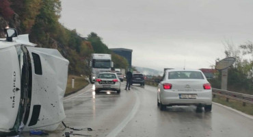 Prevrnut kombi na cesti Široki Brijeg - Mostar