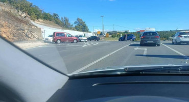 Prometna nezgoda na cesti Ljubuški - Mostar, sudarili se Mercedes i VW Caddy