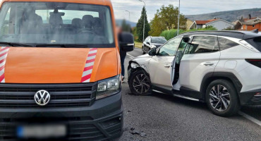 Sudar teretnog vozila i automobila na M-17