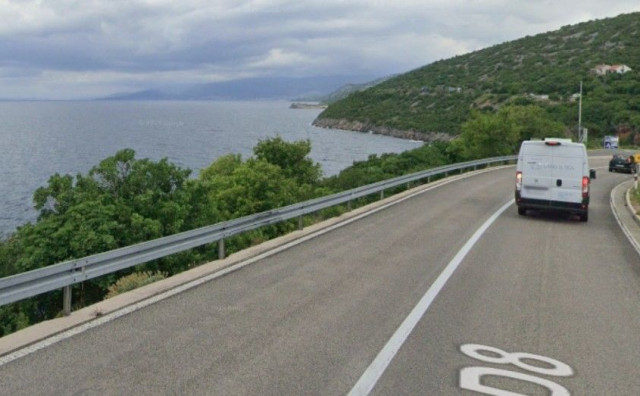 Kod Senja automobil upao u more, smrtno stradale četiri osobe