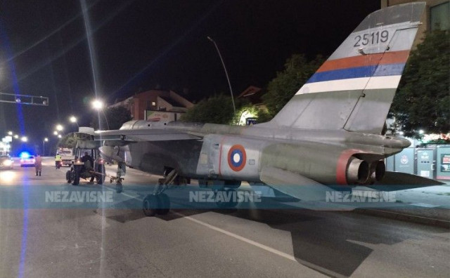 Traktor vukao borbeni avion J-22 Orao iz Laktaša u Banju Luku