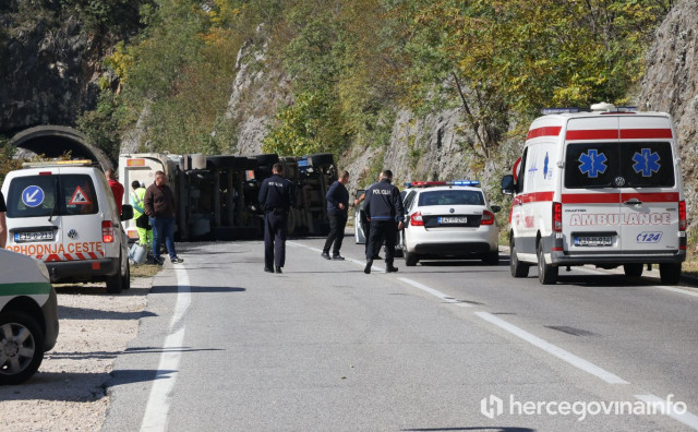 Mladić u životnoj opasnosti nakon prevrtanja kamiona kod Mostara