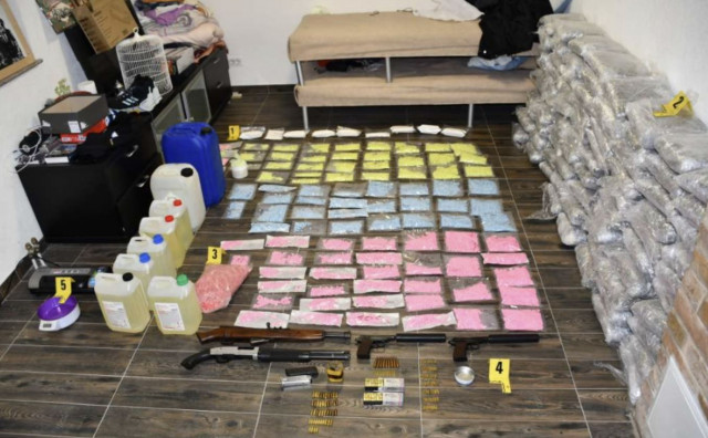 Za ovo sve s fotografije dobio je preko pet godina zatvora