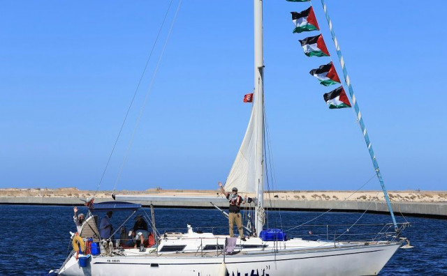 Flota za Gazu blizu opasne zone, vidi se brod izraelske mornarice i veći broj dronova