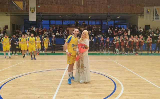 Rukometaši Zrinjskog svjedočili romantičnoj prosidbi tijekom rukometne utakmice