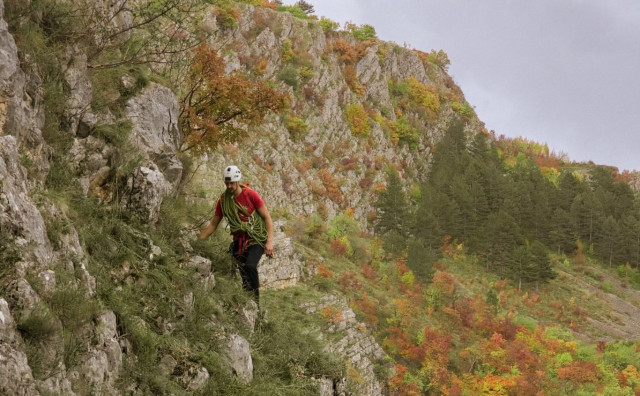 GSS kod Livna spasio psa sa strme litice
