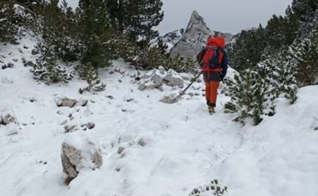 Pripadnici GSS Prenj vrše evakuaciju starije osobe i stoke