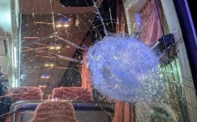 Huligani kamenjem napali autobus, poginuo vozač