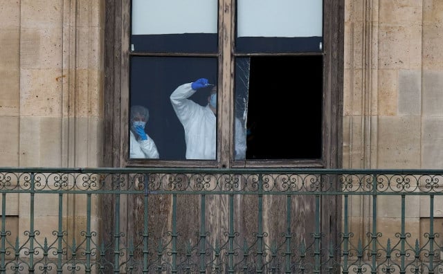 Najnovija pariška atrakcija - prozor koji su lopovi razbili kako bi ukrali nakit iz Louvrea