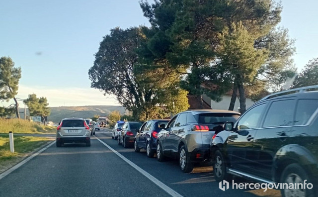 Kolona vozila zbog lančanog sudara na Buni