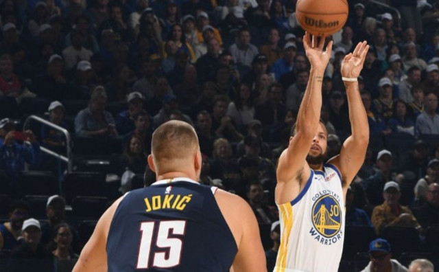 Jokićev triple-double pao u sjeni Curryjevih 42 poena za pobjedu Warriorsa