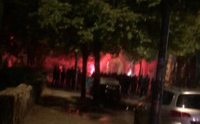 Stotinu navijača ispred mostarskog zatvora, pjevali pritvorenim članovima