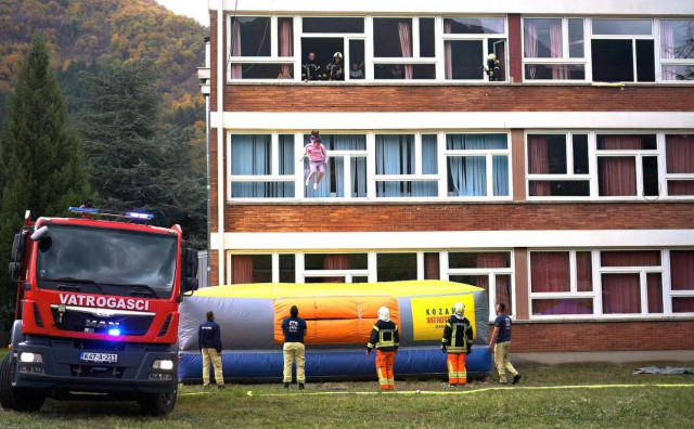 Simulacija požara u jablaničkoj osnovnoj školi: Učenici i nastavnici uspješno evakuirani u rekordnom roku