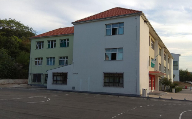 Osnovna škola u Vrgorcu uvela strogi režim, zabranjeni mobiteli, gazirana pića i šminka kod djevojčica