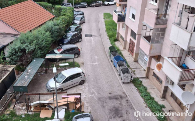 Auto u smeću, smeće na pločniku