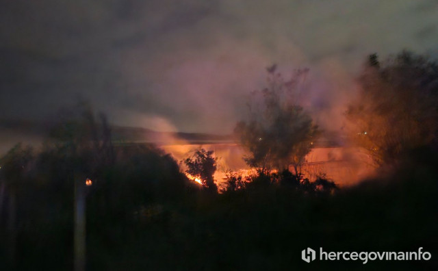 Požar u Donjoj Jasenici kod Mostara, jak vjetar otežava gašenje