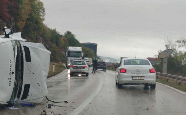 Prevrnuo se kombi na cesti Široki Brijeg – Mostar